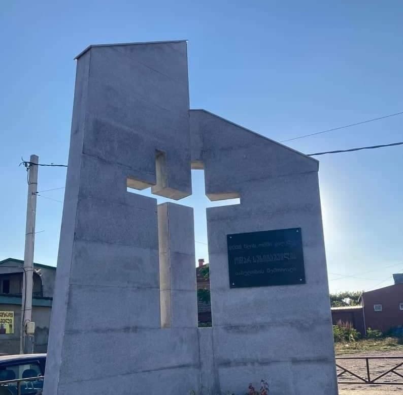 პრეზიდენტის მხარდაჭერით, გორისა და კარალეთის სკოლებს აგვისტოს ომში დაღუპული მებრძოლების ზაზა ბირთველიშვილისა და ოთარ სუხიტაშვილის სახელები მიენიჭათ