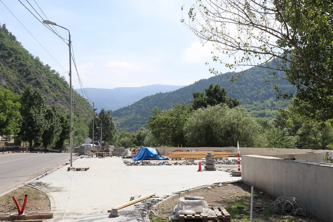 ბორჯომში, რუსთაველის ქუჩაზე, სანაპიროზე სკვერის მოწყობის სამუშაოები გრძელდება