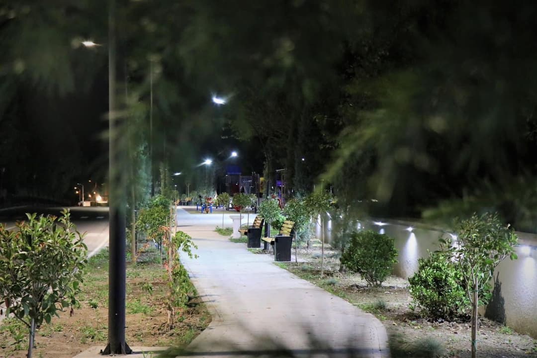 ბორჯომში, რუსთაველის ქუჩაზე, სანაპიროზე სკვერის მოწყობა დასრულდა