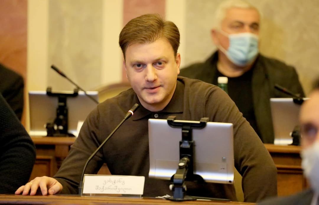 ვატო შაქარიშვილი – ვანო მერაბიშვილს გუშინ საღამოს მოხვდა ვაკეში, ერთ-ერთ აფთიაქში, ეს თქვენი, ოდესღაც “უძლეველი ძალოვანი” უკანასნელი ვირთხასავით გაიქცა