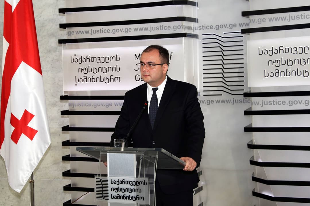 რატი ბრეგაძე – რატომ უნდა იყოს ეს ადამიანი გადაყვანილი კერძო კლინიკაში? შეუძლია, ვინმეს, ამიხსნას?