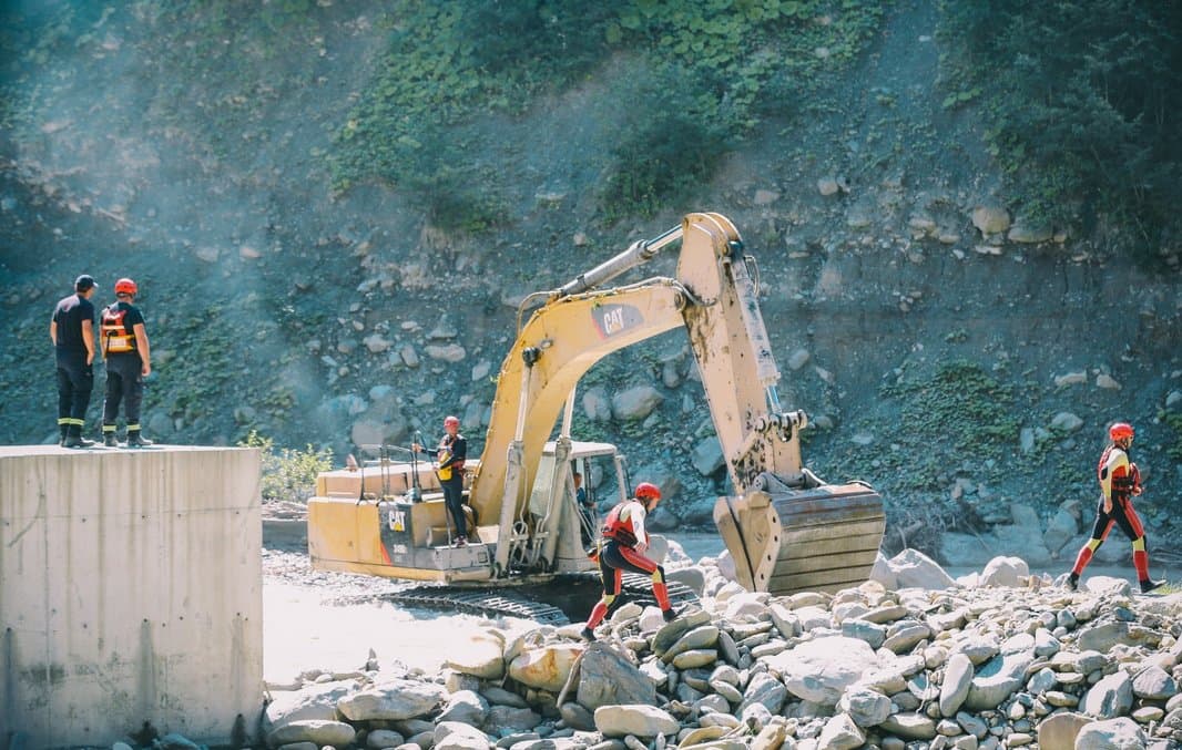 სტიქიის ზონაში სამძებრო სამუშაოები გრძელდება