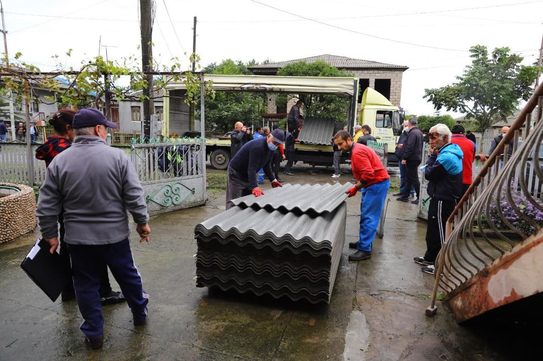 სამეგრელოში ქარისგან დაზიანებული სახლებისთვის გადასახური მასალის გადაცემა მიმდინარეობს