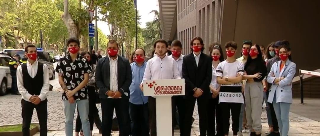 “სტრატეგია აღმაშენებლის“ ახალგაზრდული ორგანიზაციის წევრები შარლ მიშელს მიმართავენ