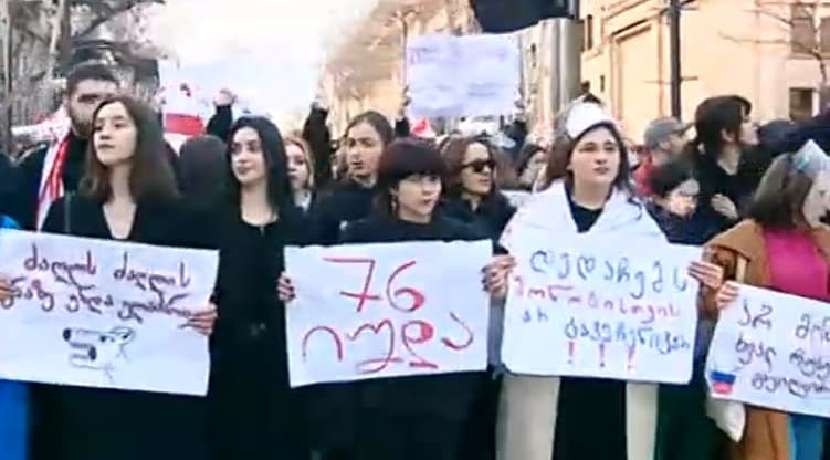 პარლამენტთან მიმდინარე აქციას სტუდენტები მსვლელობით უერთდებიან