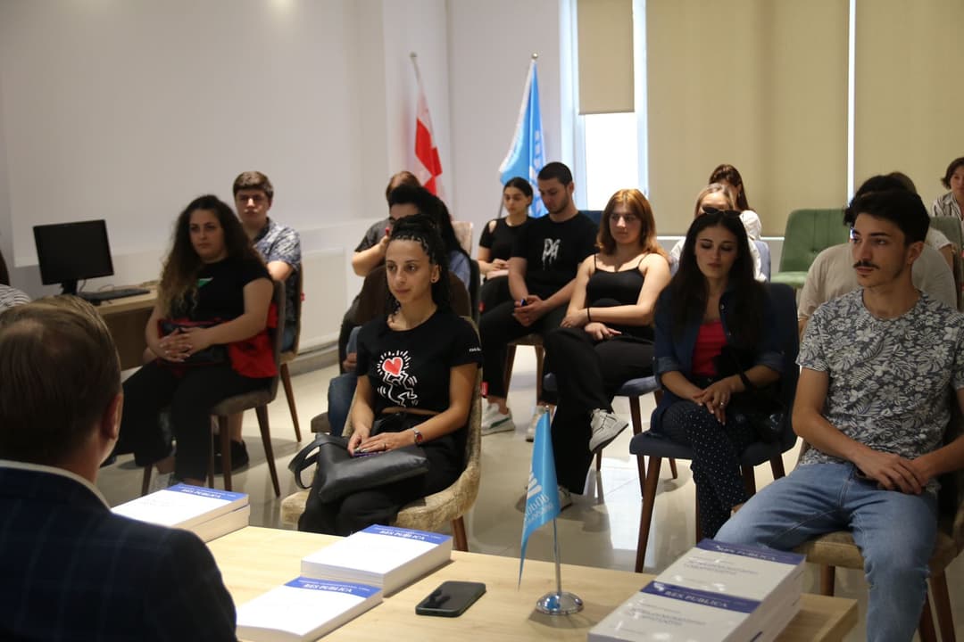 ქუთაისის უნივერსიტეტის პირველკურსელებს ირაკლი კობახიძის წიგნი “კონსტიტუციური სამართალი” საჩუქრად გადაეცათ