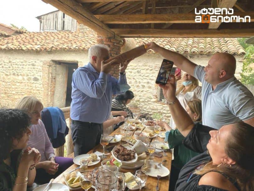 “სტუდია მონიტორის” ინფორმაციით, 25 სექტემბერს გამყრელიძემ რეგულაციების დარღვევით იქეიფა