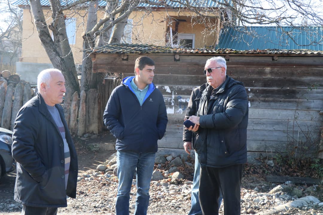 საკირესა და დგვარში შიდა საუბნო გზაზე არმირებული ბეტონის საფარის დაგება მიმდინარეობს