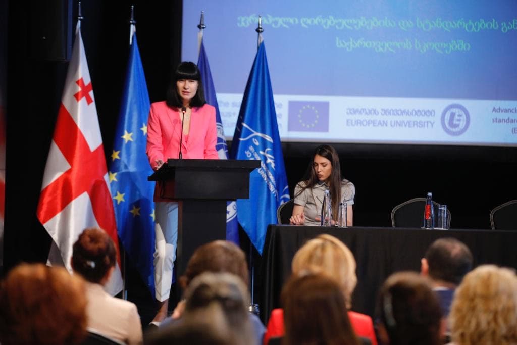 “რესპუბლიკის“ საკონფერენციო დარბაზში ერასმუს + ჟან მონეს პროექტის შემაჯამებელი კონფერენცია იმართება