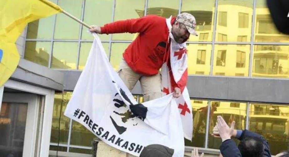 ბესიკ თამლიანის სასამართლო პროცესი აქციის ფონზე მიმდინარეობს