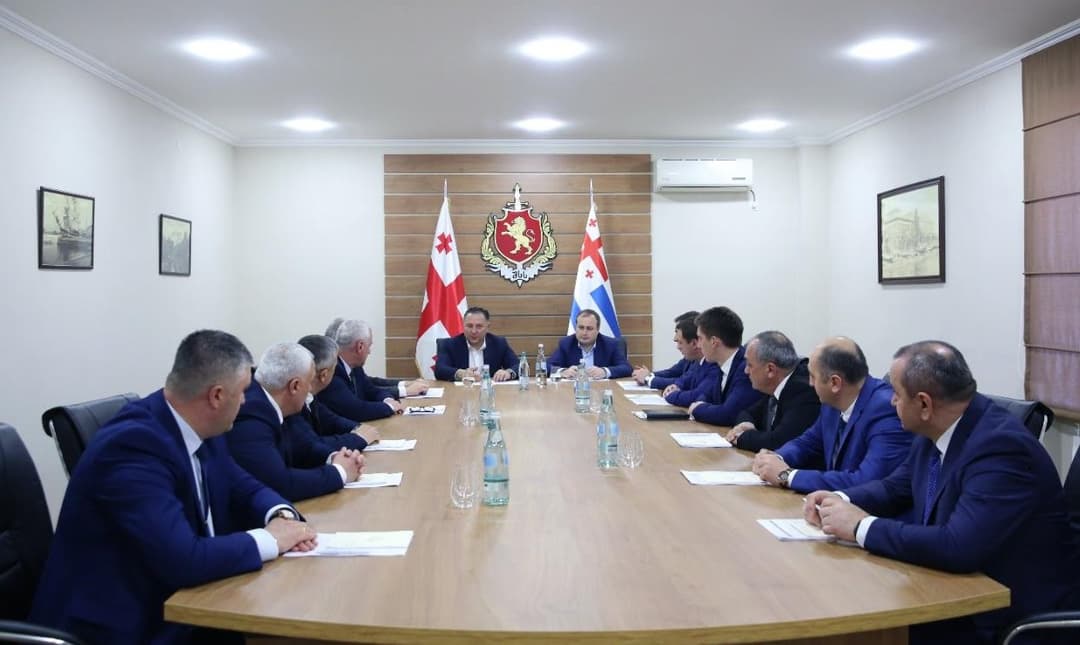 შს მინისტრმა აჭარის პოლიციის დეპარტამენტის დანაყოფების ხელმძღვანელებთან სამუშაო თათბირი გამართა