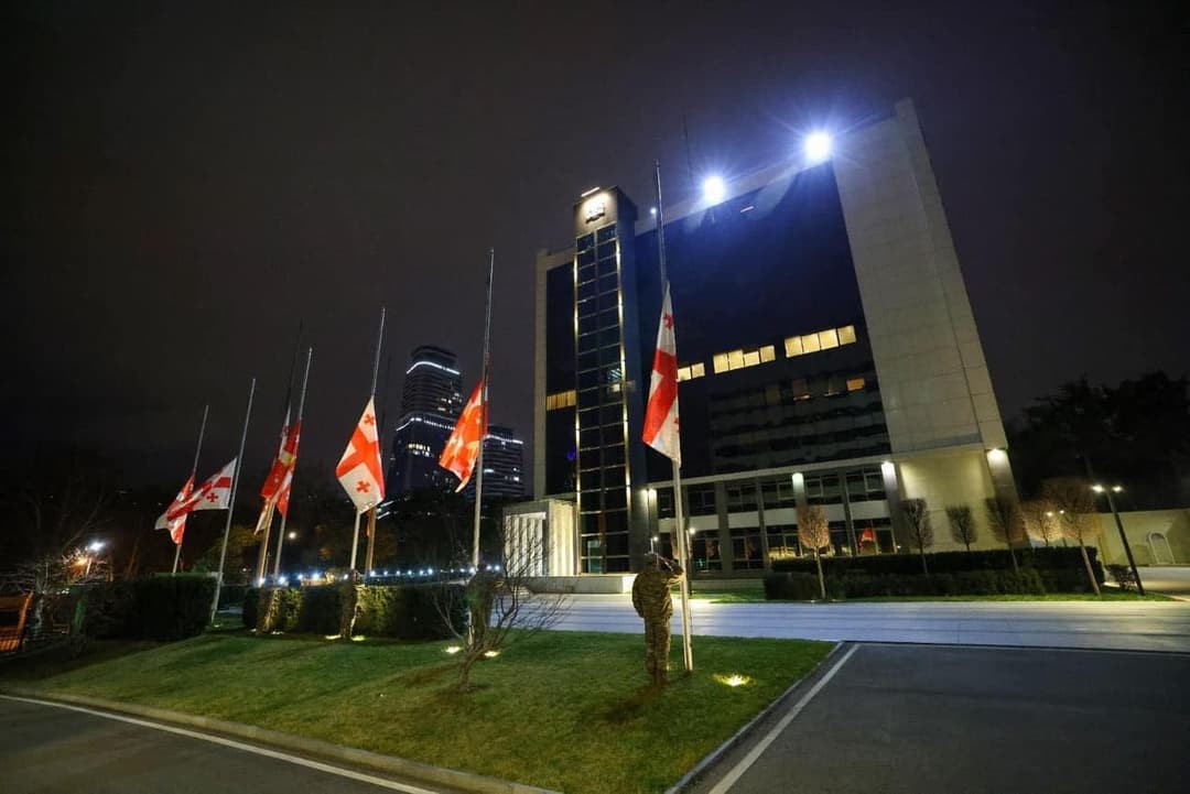 თავდაცვის სამინისტრომ საბჭოთა ოკუპაციის დღესთან დაკავშირებით დროშები დაუშვა