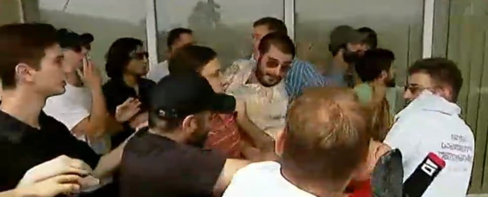 მაღლივ კორპუსში სტუდენტებს და “შინ ევროპისკენ” კამპანიის მონაწილეებს თავს დაესხნენ