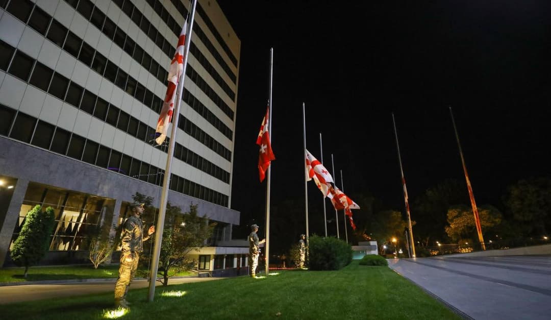 2008 წლის აგვისტოს ომის 13 წლისთავთან დაკავშირებით თავდაცვის უწყებაში დროშები დაშვებულია