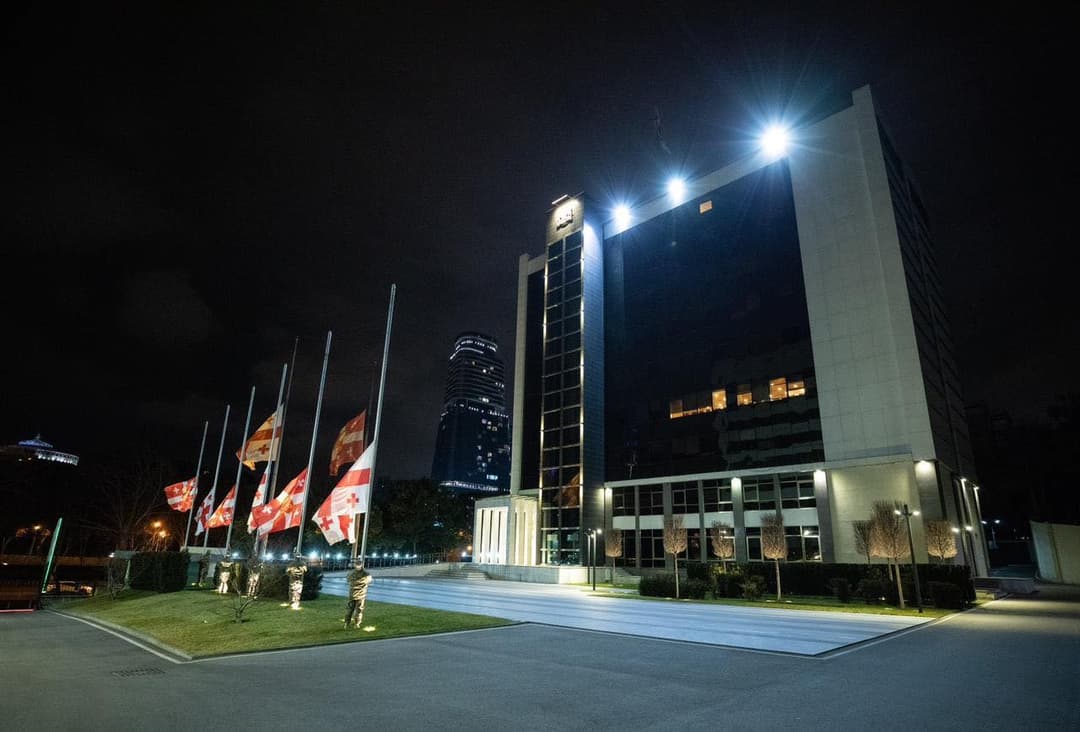 თავდაცვის სამინისტროსა და თავდაცვის ძალების ქვედანაყოფებში სახელმწიფო დროშები დაეშვა