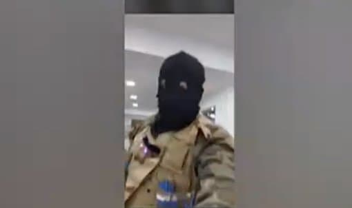 Bank robber demands $2mln, mini-bus, helicopter, Russian flag, fishing rod