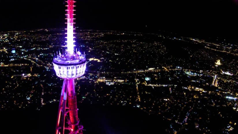 ეროვნული ნაკრების მხარდაჭერის გამოსახატავად თბილისის ანძა საქართველოს დროშის ფერებში განათდა