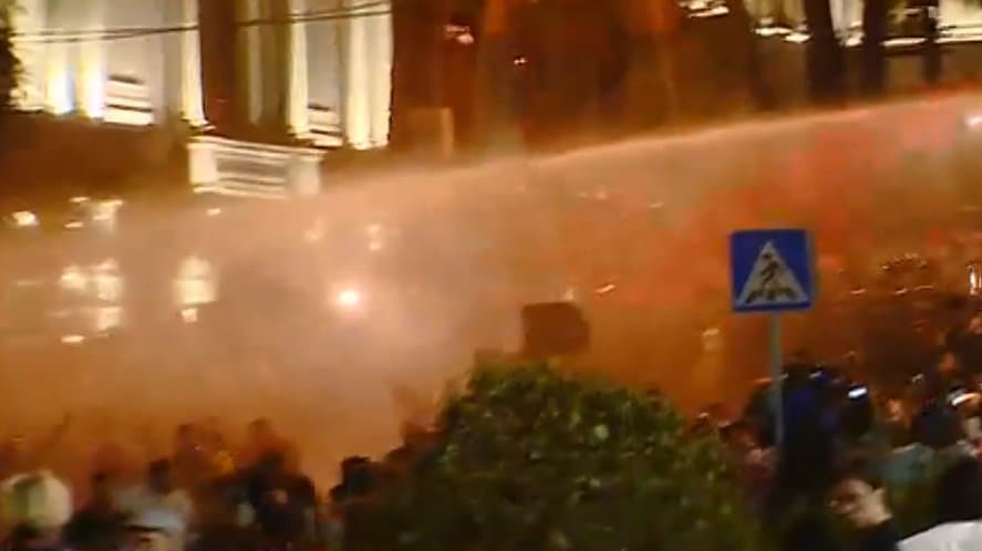 აქციის მონაწილეების წინააღმდეგ წყლის ჭავლი გამოიყენეს