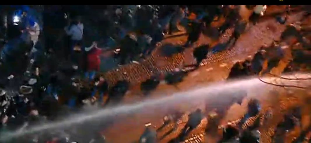 პარლამენტთან აქციის მონაწილეების წინააღმდეგ წყლის ჭავლის გამოიყენეს