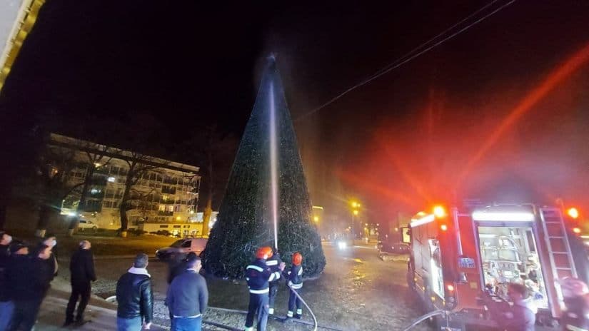 თელავში მთავარ საახალწლო ნაძვის ხეს ცეცხლი გაუჩნდა