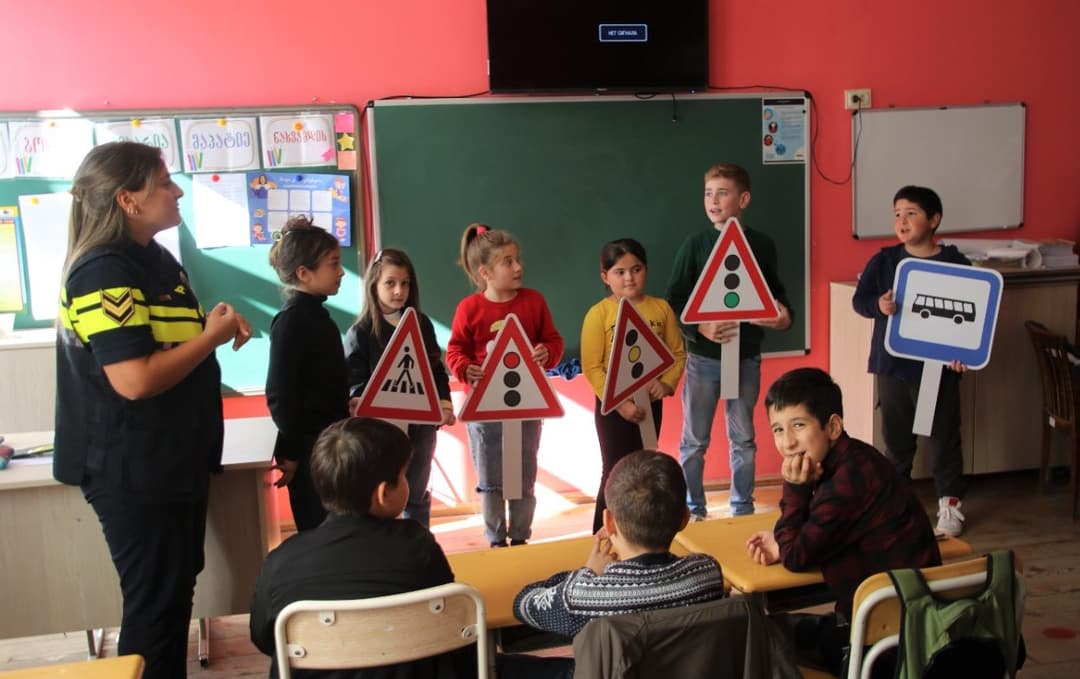 შსს-ს კამპანიის – “ემეგობრე პოლიციას“ ფარგლებში, თელავის სკოლებში მოსწავლეებთან საინფორმაციო შეხვედრები ჩატარდა