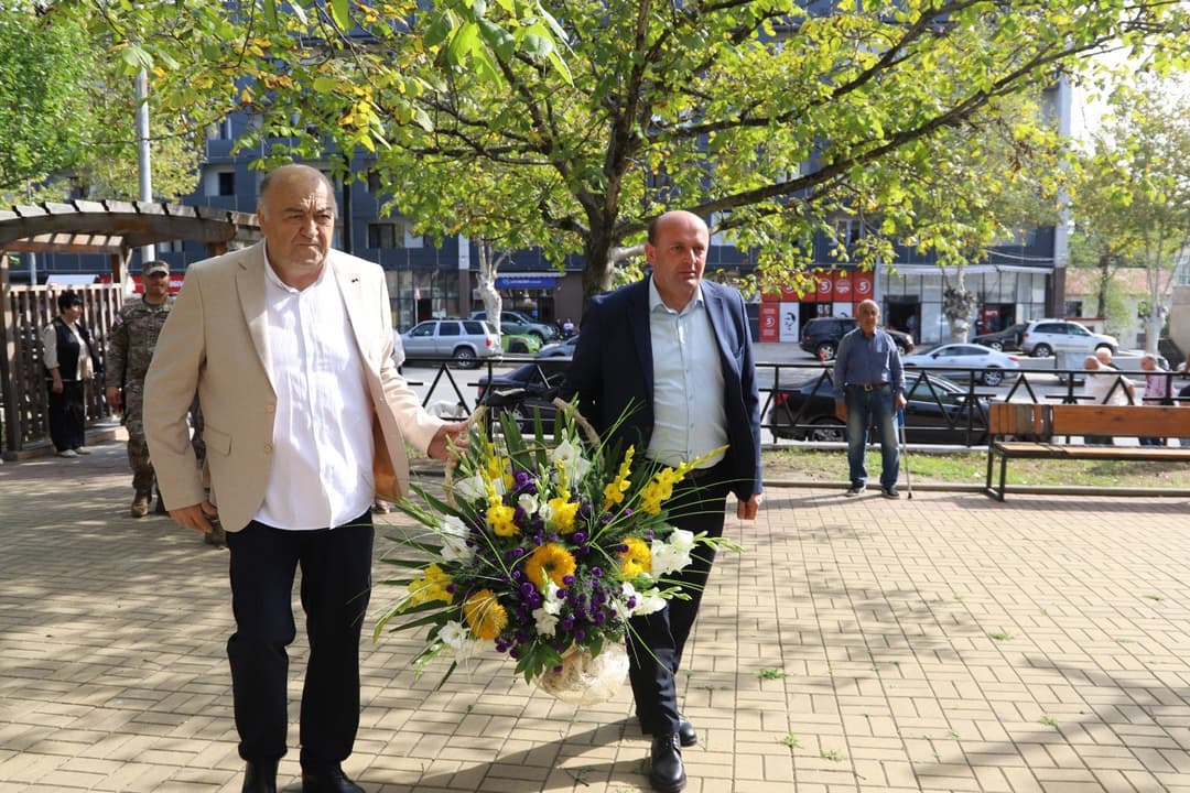 თერჯოლის მუნიციპალიტეტის მერმა ადგილობრივი თვითმმართველობის წარმომადგენლებთან ერთად აფხაზეთის ომში დაღუპულ გმირთა მემორიალი გვირგვინით შეამკო