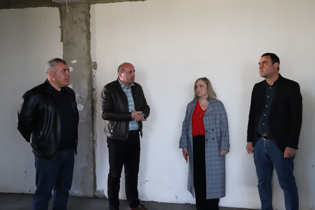 მანუჩარ რობაქიძემ ქალაქ თერჯოლაში #3 საბავშვო ბაღის სამშენებლო სამუშაოები დაათვალიერა