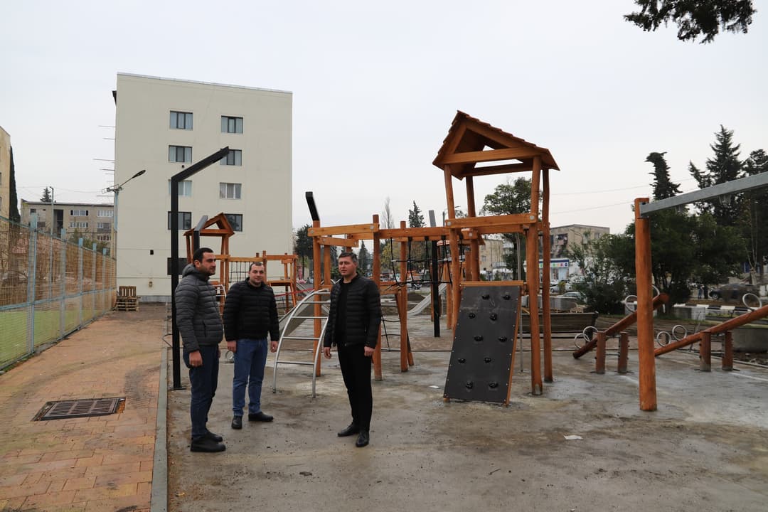 თერჯოლაში მრავალსართულიანი საცხოვრებელი სახლების რეაბილიტაცია და რეკრეაციული სივრცის მოწყობის სამუშაოები მიმდინარეობს