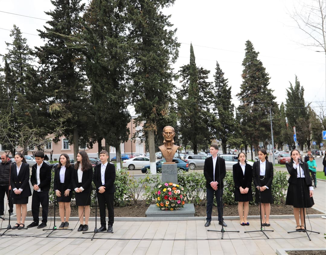 თერჯოლაში გრიგოლ რობაქიძის ბიუსტი გაიხსნა
