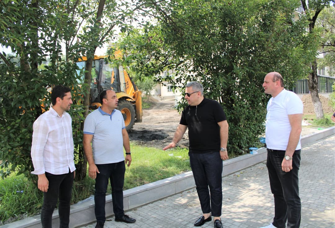 თერჯოლაში სპორტის სასახლის მიმდებარე ტერიტორიაზე რეკრეაციული სივრცის მოწყობის სამუშაოები აქტიურ ფაზაშია