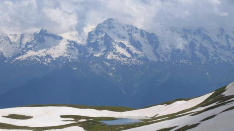 Rescuers on foot, helicopter involved to save stranded tourists in Tetnuldi peak