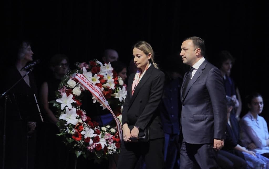 ირაკლი ღარიბაშვილი მეუღლესთან ერთად რეჟისორ თემურ ჩხეიძის სამოქალაქო პანაშვიდზე იმყოფებოდა