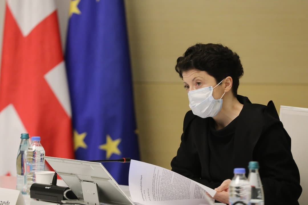 თეა წულუკიანი – აღმოჩნდა, რომ ქალბატონი ნინო ხუნდაძის, ამ “დიდი“, აწ უკვე ჩვენი ყოფილი “პროფესიონალი“ თანამშრომლის ფონდში, დაკარგულია 21 ექსპონატი