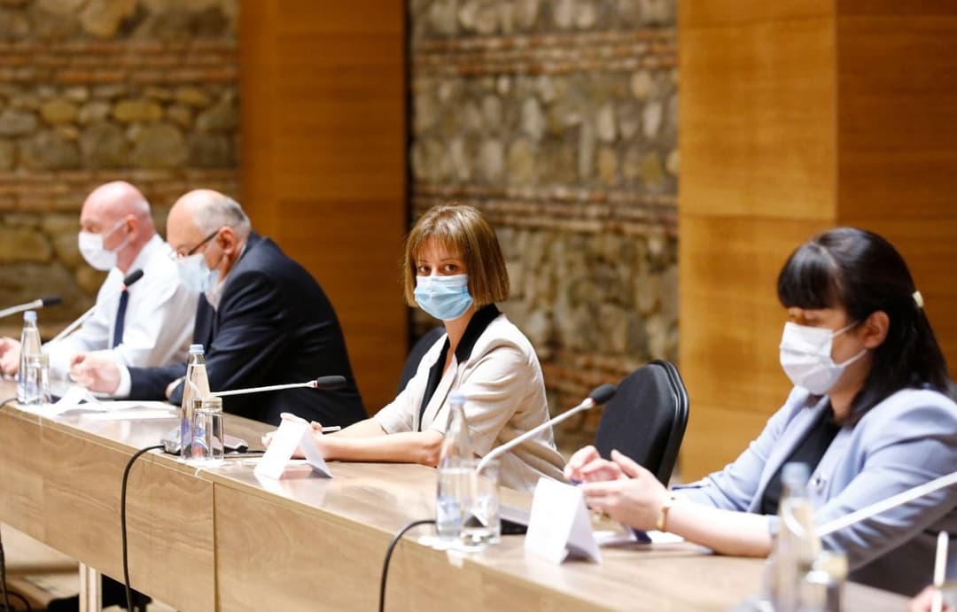 ეკატერინე ტიკარაძე კახეთში “კოვიდ-19“-ის მართვაში ჩართული კლინიკების ხელმძღვანელებსა და ოჯახის ექიმებს შეხვდა