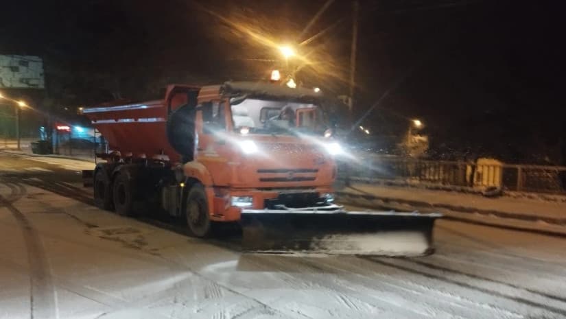 თბილისის სხვადასხვა რაიონში, გზებზე ტექნიკური მარილი დაიყარა