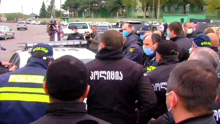 Police detain UNM activists at Rustavi prison protesting Saakashvili’s arrest