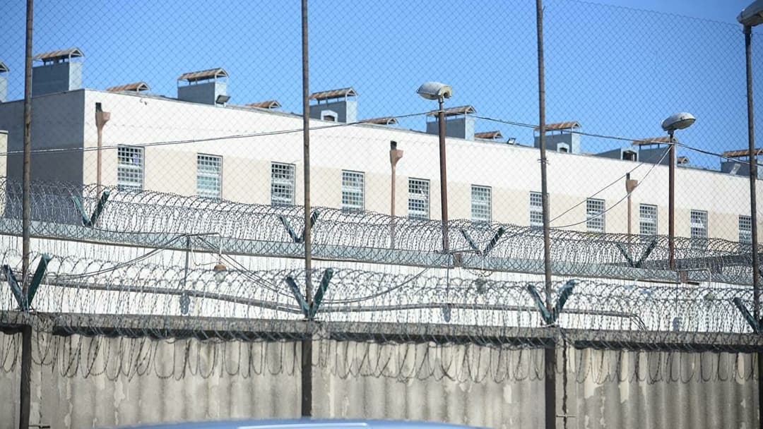 პენიტენციური სამსახურის თანამშრომლის მხრიდან განხორციელებული სავარაუდო სამსახურებრივი უფლებამოსილების ძალადობით გადამეტების ფაქტზე გამოძიება დაიწყო