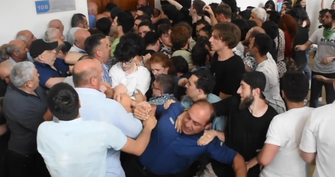 თსუ – აქციის მონაწილეებმა ფიზიკური ზეწოლით დაიკავეს რექტორატი, დაშავდნენ დაცვისა და უსაფრთხოების სამსახურის თანამშრომლები, 4 გადაყვანილია კლინიკაში