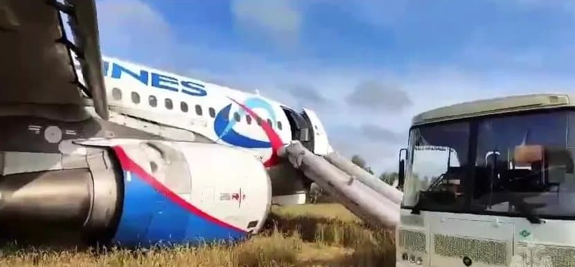 რუსეთში “ურალის ავიახაზების” სამგზავრო თვითმფრინავი მინდორში ავარიულად დაეშვა