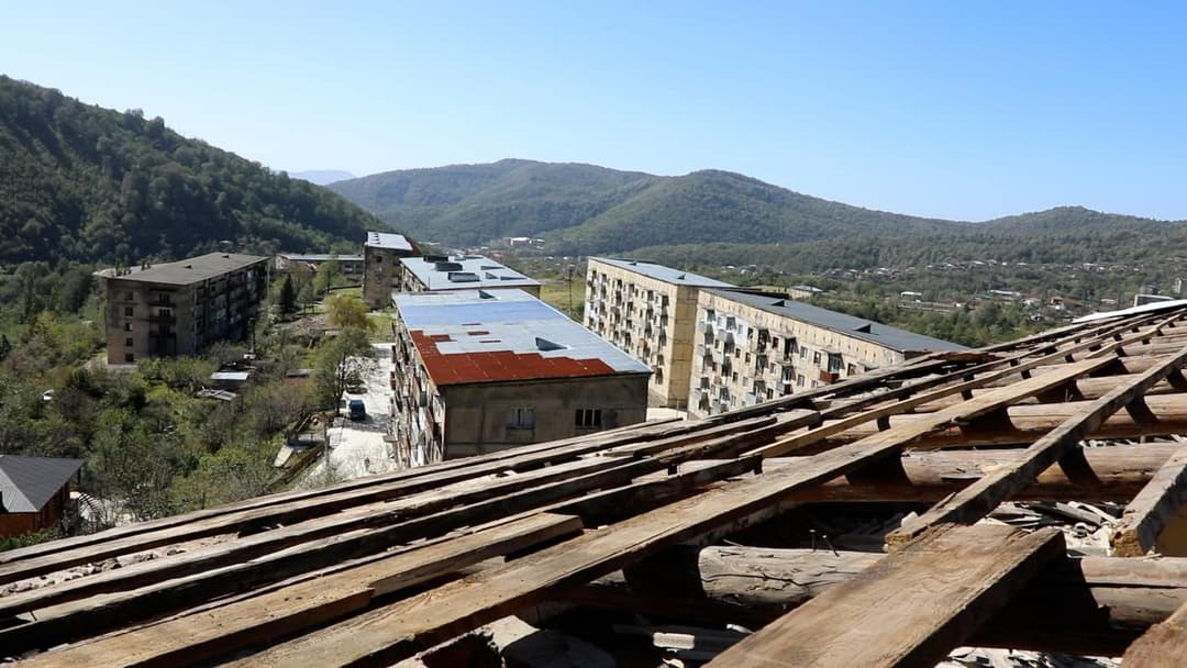 ტყიბულში ძლიერი ქარის შედეგად საცხოვრებელი სახლები და კორპუსები დაზიანდა