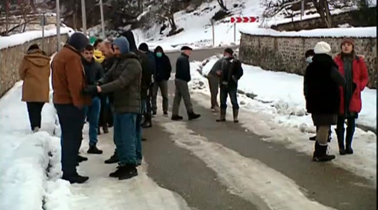 უბისის წმინდა გიორგის სახელობის ტაძრის მრევლი საპროტესტო აქციას მართავს