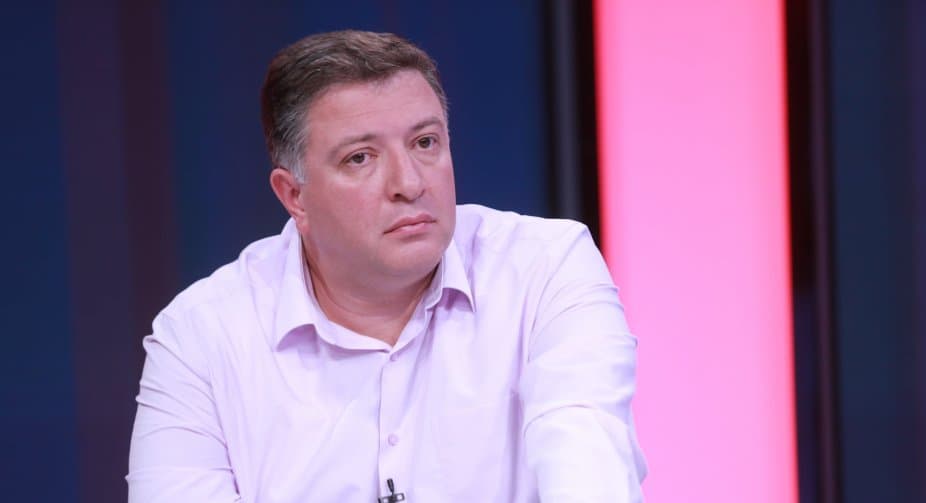 გიგი უგულავა – მეუფეო, კვირა დილით ზიარება მაცხოვრის სისხლითა და ხორცით ხდება და არა ღვინით ნაბახუსევზე გამოსვლით, რას ბჟუტურებთ? პუტინის ცეცხლოვანი ენა საუბრობდა თქვენის სახით