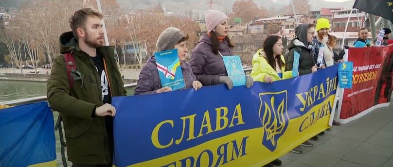 უკრაინის ერთიანობის დღესთან დაკავშირებით მშვიდობის ხიდზე სოლიდარობის აქცია გაიმართა