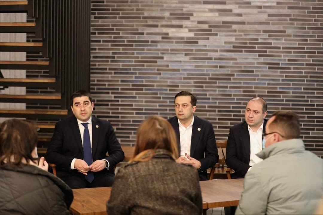 შალვა პაპუაშვილმა და დეპუტატებმა უკრაინის მოქალაქეები მოინახულეს