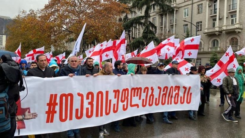 “ქართული ოცნების” ოფისთან მიხეილ სააკაშვილის უცხოეთის კლინიკაში გადაყვანის მოთხოვნით აქცია მიმდინარეობს