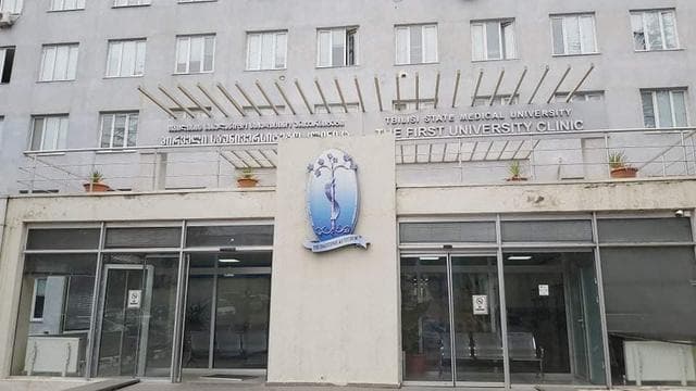 Breaking: საუნივერსიტეტო კლინიკის მეხუთე სართულიდან კოვიდინფიცირებული პაციენტი გადახტა და გარდაიცვალა