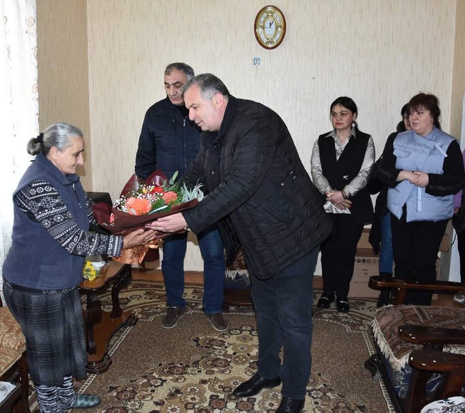 წყალტუბოში დედის დღე გმირების დედებს მიულოცეს