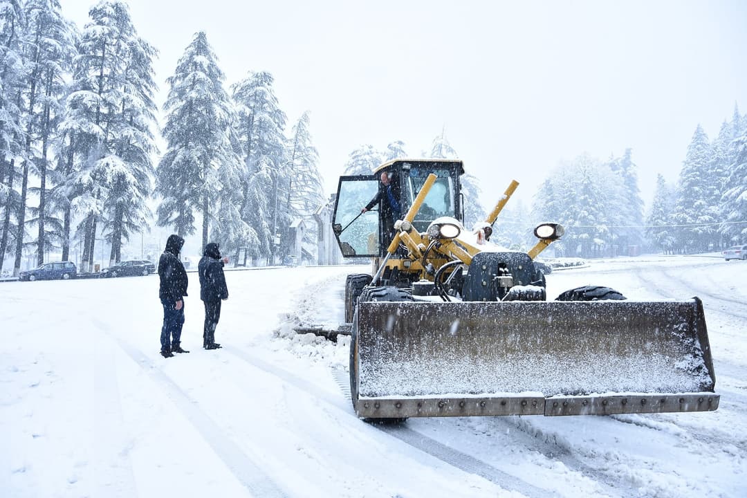 წყალტუბოში დიდთოვლობის გამო ცენტრალური და შიდა გზები ინტენსიურად იწმინდება