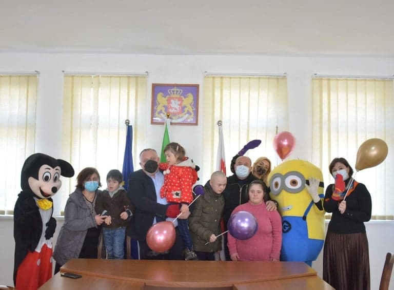 დაუნის სინდრომის მსოფლიო დღესთან დაკავშირებით გივი მოდებაძემ ჭიათურის მერიაში ბავშვებს უმასპინძლა