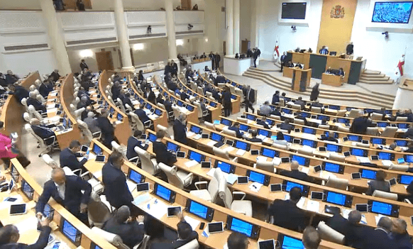 “მოღალატე, სამშობლოს მტერი, პრორუსი” – რა დგას ქართველი პოლიტიკოსების მძიმე ურთიერთბრალდებების უკან